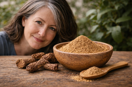 Femme aux cheveux poivre et sel avec poudre et racines de costus indien, remède naturel pour ralentir l’apparition des cheveux blancs.
