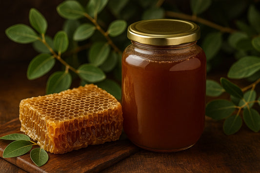 Pot de miel de jujubier royal du Yémen avec ruche et rayons de miel naturels en arrière-plan, produit authentique et premium.