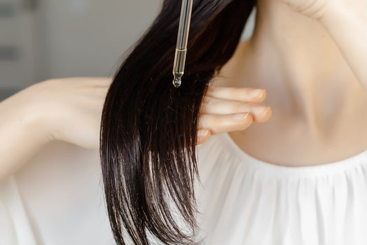 solutions naturelles contre la chute de cheveux avec huiles végétales et plantes médicinales